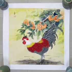 事事如意，鸿运当头，万事大吉，美好的寓意这幅画里都有了，山东省美协候春燕老师的真人真迹纯手绘作品，假一赔万，终身保真，柿子和大公鸡的刻画入木三分，很有意境，写意画看整个构图，非常棒。尺寸70×70公分，四尺斗方的，家里客厅，卧室，书房，玄关，茶室都可悬挂，朋友结婚，新房乔迁，过节送礼再好不过了，闭眼入的一副佳作。