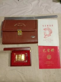 阜新发电厂:阜电三期技术改造工程开工纪念摆件盒装及阜新发电厂光荣册与皮夹手包等一组合售【其中阜电三期技术改造工程开工纪念摆件 …以 1952年毛泽东主席电贺的…阜新发电厂一号汽轮发电机组于2001年关停拆除后保存的紫铜为内部材质外镀纯金铸以书形…各雕一枚邮票及阜电三期鸟窥图案做成玻璃钢摆件盒装，并在一九七一年阜新发电厂代表大会印毛主席语录资料上面盖有毛主席头像图案大红印章三枚较少见】极有收藏价值。