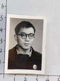 60年代昆明工学院学生佩戴毛主席像章泛银照片(邹位相册，邹位约1961年毕业于昆工附中，之后就读于昆明工学院)