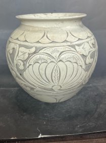 磁州窑白釉刻花罐