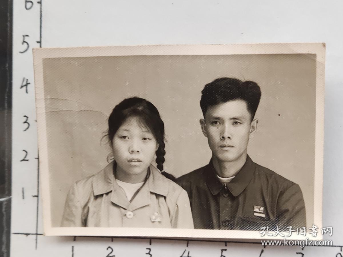 60年代夫妻佩戴毛主席像章合影泛银(程少侠林(宁)佩珍相册)