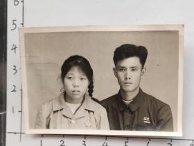 60年代夫妻佩戴毛主席像章合影泛银(程少侠林(宁)佩珍相册)