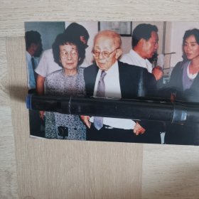 任之恭博士携夫人访问中国照片一张。