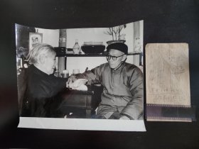 (中医馆藏级别)80年代 上海王刘根老中医给病人诊脉老照片(附底板)