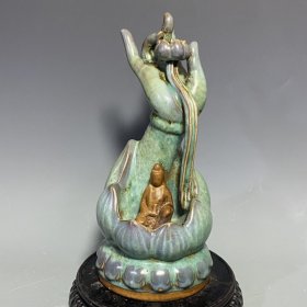 宋钧瓷窑变倒留香座佛摆件：此造型美观精致，做工精细，线条流畅自然，胎质细腻光滑，老味十足，自然磨损，值得拥有：尺寸35x14厘米，