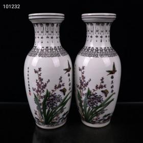 粉彩花卉图纹花瓶一对
高24cm宽12cm