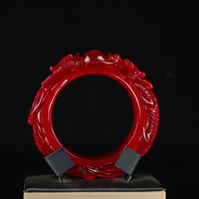 珍藏完美高冰精工翡翠红翡雕刻雕工手镯【龙凤】 规格：59*17*14mm 水头足，质地细腻纯净无瑕疵，颜色为纯正、明亮、浓郁、非常漂亮。