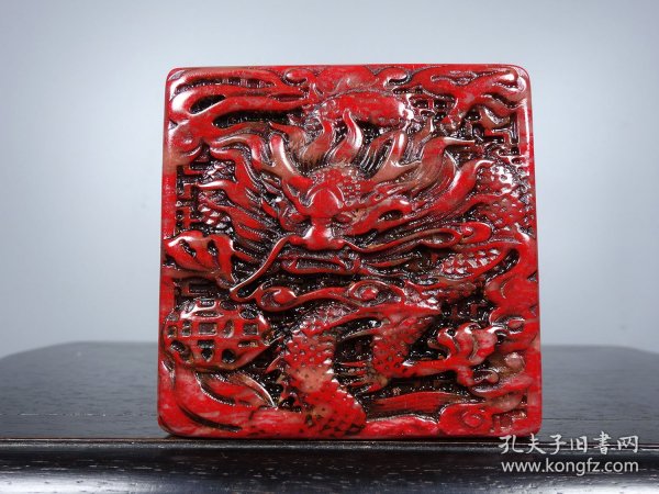 旧藏鸡血石精工雕刻 神龙献瑞 方章 尺寸：长7cm宽7cm高2.5cm 重量：300g