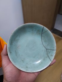 清代豆青盘子，带有老锔钉工艺。七个老锔钉。