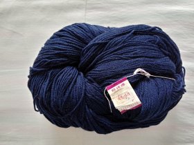 蓝色纯毛绒线5两。
