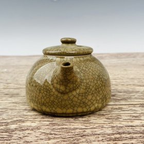哥瓷壶，高8.5厘米，直径13厘米，