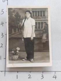 50年代粗辫子小美女在漂亮背景前照片泛银(林文甫杨如芬相册)