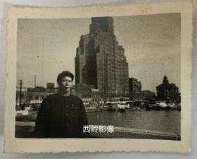 【老照片】约1960年代在上海黄浦江畔留影的大叔