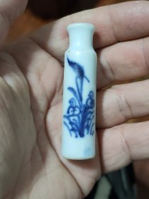 青花筒状花卉，瓷药瓶，