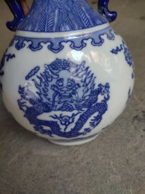 老酒瓶收藏北京方庄酒厂青花龙纹酒瓶。