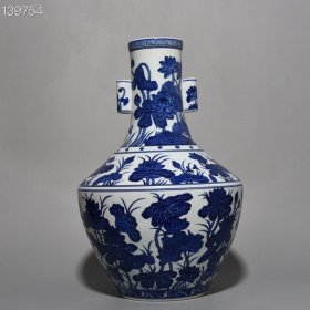 清乾隆青花荷花纹贯耳瓶
