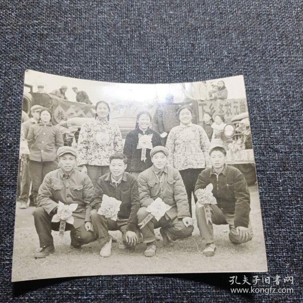 老照片—七十年代上山下乡青年合影（带光荣花 背景汽车标语下乡务农无尚光荣 中间一辆车有主席像）