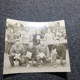 老照片—七十年代上山下乡青年合影（带光荣花 背景汽车标语下乡务农无尚光荣 中间一辆车有主席像）
