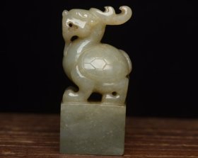和田玉印章 规格: 8.9×3.9×3.6厘米，重 236克。 玉质温润细腻，沁色自然，刀功老道，皮壳包浆一流，雕刻生动，线条流畅，品相完美！