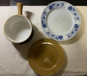 瓷器3件，一个陶瓷锅，可以煮中药，煮牛奶；一件酱釉盘子；一件青花盘子。