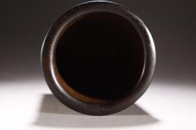 梅邻 竹雕松下高仕笔筒
尺寸：11.8×15.6厘米 重390克