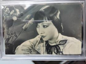 好莱坞首位华裔影星 传奇女星 黄柳霜 ANNA MAY WONG 1940年代亲笔签名照 画面为1934年英国电影《老虎湾》(Tiger Bay, 1934)剧照 PSA权威鉴定封装