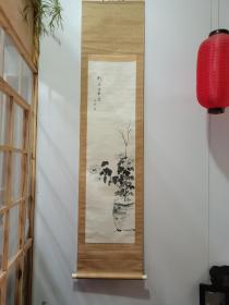 菊盆栽 图。落款钤章 通静，小年份，精美装裱，品相好。画面尺寸125/34公分，画面整体素雅，恬静。构图以修竹 扶菊，颇具君子之风!
5312648061