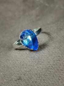 海蓝蓝色宝石戒指，巴西海蓝宝，海蓝宝石象征沉着、勇敢和聪明。戒面宝石规格：海蓝宝心形：13*9mm，戒圈直径19mm。