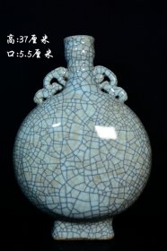 明代哥窑开片抱月瓶，开片自然，包浆纯厚，品相完美