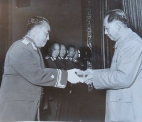 1955年毛主席给朱德总司令授衔仪式，新华社新闻展览照片20*15厘米