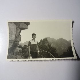 老照片-青年在张家界景区留影（左侧山崖清晰可见）