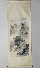 保真书画，永康籍台湾著名画家，张大千弟子，施志刚山水画佳作一幅（1981年作），画心尺寸126×62cm，原装裱立轴。自然黄斑。