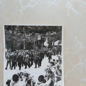 1976年5月1日首都军民欢庆五一国际劳动节(香港、澳门的工人代表同伟大祖国首都的工人阶级和劳动人民一起欢庆五一国际劳动节)