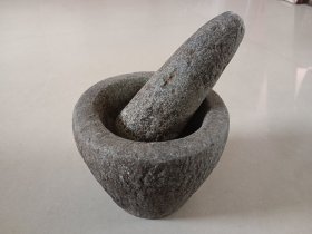 老青石臼 内口径9 高9.5，锤子13，石臼身几处小凹凸坑洼属于正常凿制痕迹 挑剔完美者勿拍！