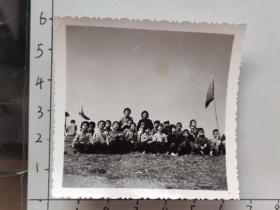 50-60年代少先队员们好老师在草坪上合影照片五星红旗和少先队队旗(邹位相册，邹位约1961年毕业于昆工附中，之后就读于昆明工学院)