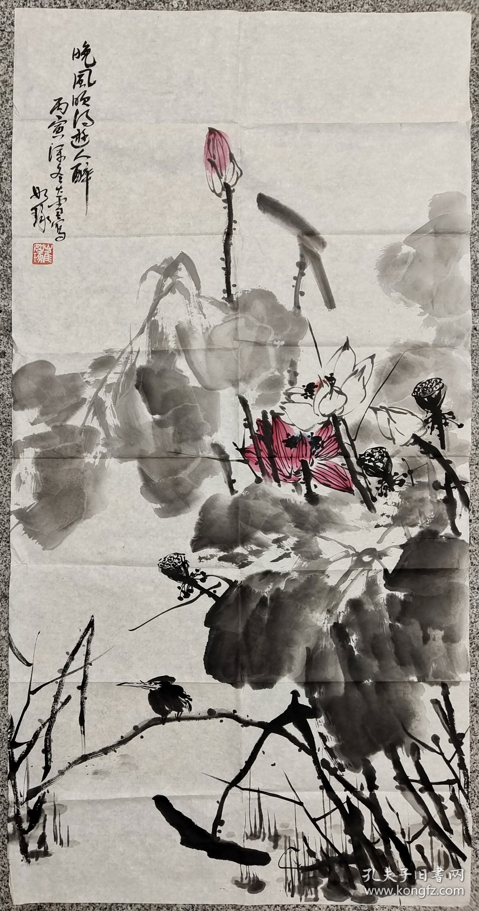 当代著名画家崔如琢《荷花》四尺整纸软片(早期精品)，1944年生于北京，美籍华人，著名书画家、鉴赏家。5岁习传统文化，曾拜师秦仲文、李苦禅等。其作品《荷风盛世》等知名，在山水、花鸟等方面成就突出。2016年向故宫捐赠1亿元。2022年以6.1亿元总成交额连续8年蝉联胡润中国艺术榜榜首。