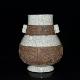 清代乾隆哥窑开片雕刻青铜纹贯耳瓶【 22.5x18cm 】