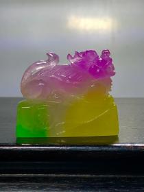 高冰高荧光翡翠多彩印章，选料上乘，冰透水润，立体雕刻，成色漂亮，油润包浆，摆放端正大气，完整全品。Y25