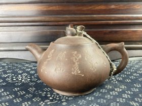 精品紫砂壶，绍权寅纯手工精致打造，包浆厚重，磨损自然，用砂细腻，色泽光润，手感圆滑，造型端庄周正，敦厚古朴，品相完整，成色如图