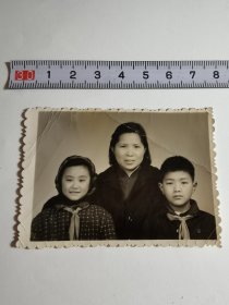 老照片-----《宝宝和祖母合影》！