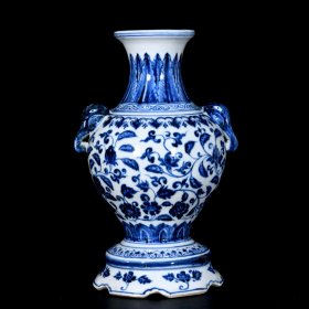 明宣德青花花卉纹象耳瓶；30x19厘米
