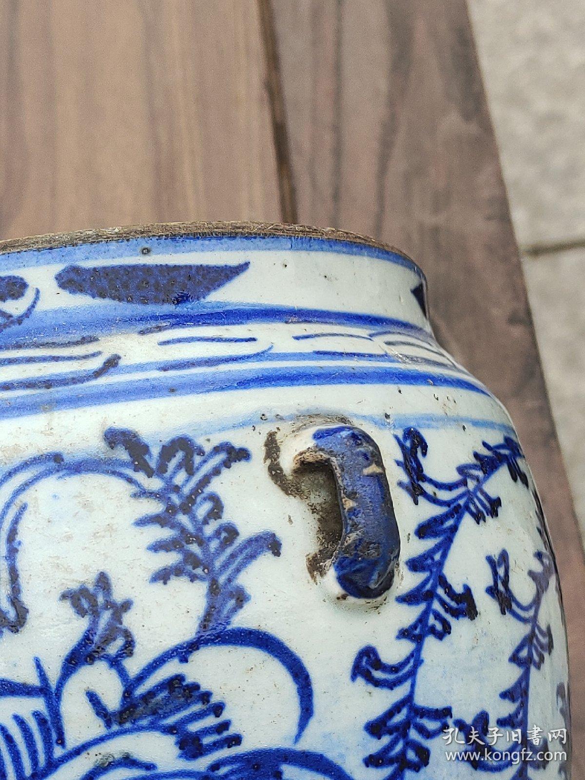 青花双耳陶瓷粥罐，高度约18cm，盖钮和一耳有损。