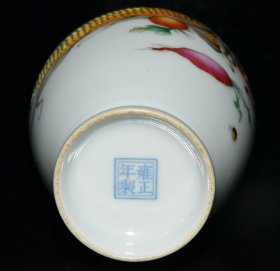 清雍正郎世宁珐琅彩玉米昆虫果蔬纹瓶一对【 19.8x9cm 】
