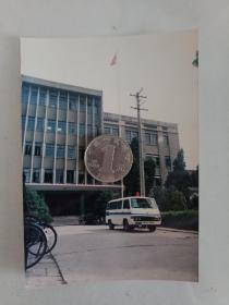 【绝版老照片】1988年前后摄浙江省金华市兰溪市政府彩色老照片1张。1980年代初，胶卷彩照开始进入我们的生活，至1980年代后期，拍摄一张彩照的成本依然不菲，在那个以人像摄影为主的年代，普通人不会闲着没事拍风景，由此可知，当年的风景彩照弥足珍贵，这张30多年前的老照片，留给我们太多太多的回忆，喜欢怀旧的朋友莫要错过，作为展品展陈也是相当不错的选择。