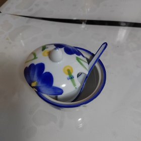 白玉瓷小碗和小勺