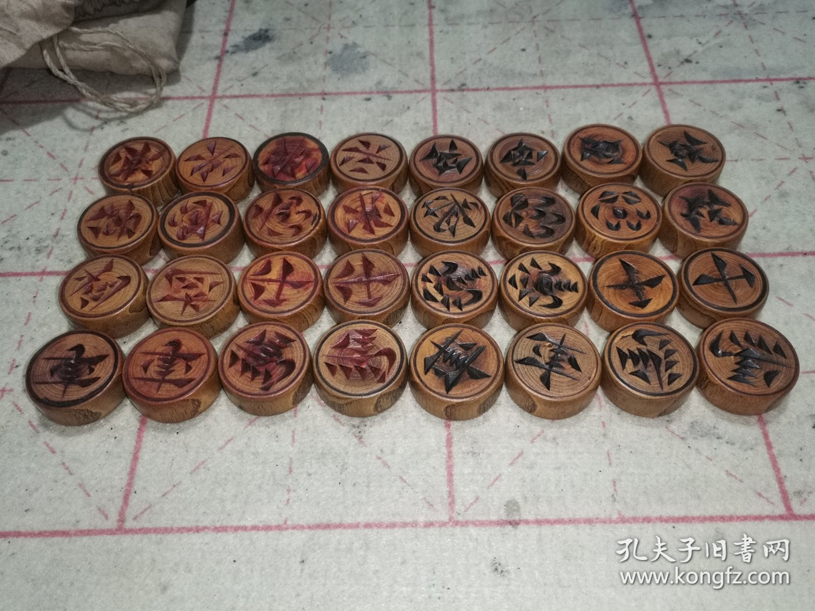 罕见漂亮的清代手工雕刻老象棋袖珍小象棋，精致典雅全套完好