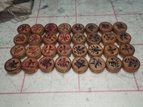 罕见漂亮的清代手工雕刻老象棋袖珍小象棋，精致典雅全套完好