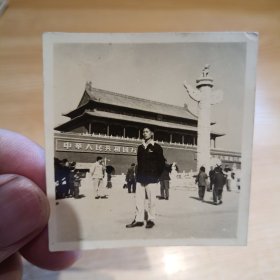 老照片-六十年代北京铁道学院帅气青年在北京天安门前留影（身后游客、华表和天安门标语清晰可见）