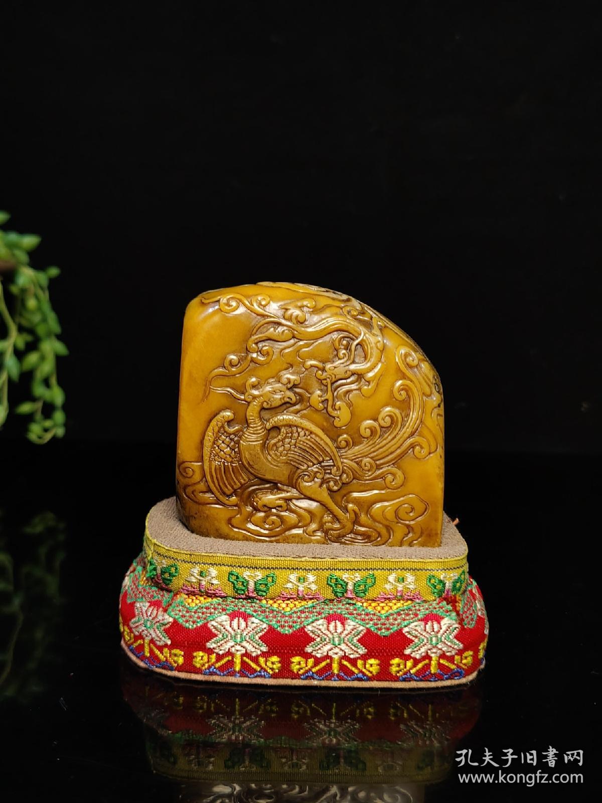 旧藏珍品，寿山石极品枇杷黄田黄印章摆件
大清著名雕刻家【徐三庚】之藏品
取材上乘寿山枇杷黄田黄石，色泽温润如玉，机理细腻油润，质地纯净通透，工艺精湛一流，祥龙威武霸气，栩栩如生，包浆醇厚自然，实属收藏观赏珍品。
【品名】龙凤呈祥
【尺寸】高7✘宽7.5
【重量】400克