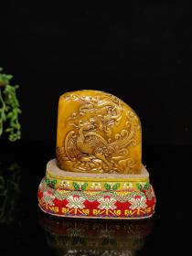 旧藏珍品，寿山石极品枇杷黄田黄印章摆件
大清著名雕刻家【徐三庚】之藏品
取材上乘寿山枇杷黄田黄石，色泽温润如玉，机理细腻油润，质地纯净通透，工艺精湛一流，祥龙威武霸气，栩栩如生，包浆醇厚自然，实属收藏观赏珍品。
【品名】龙凤呈祥
【尺寸】高7✘宽7.5
【重量】400克